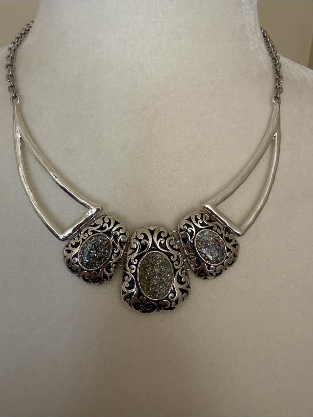 VINTAGE FAUX DRUZY FILIGREE NECKLACE Statement Collar Silvertone Bib